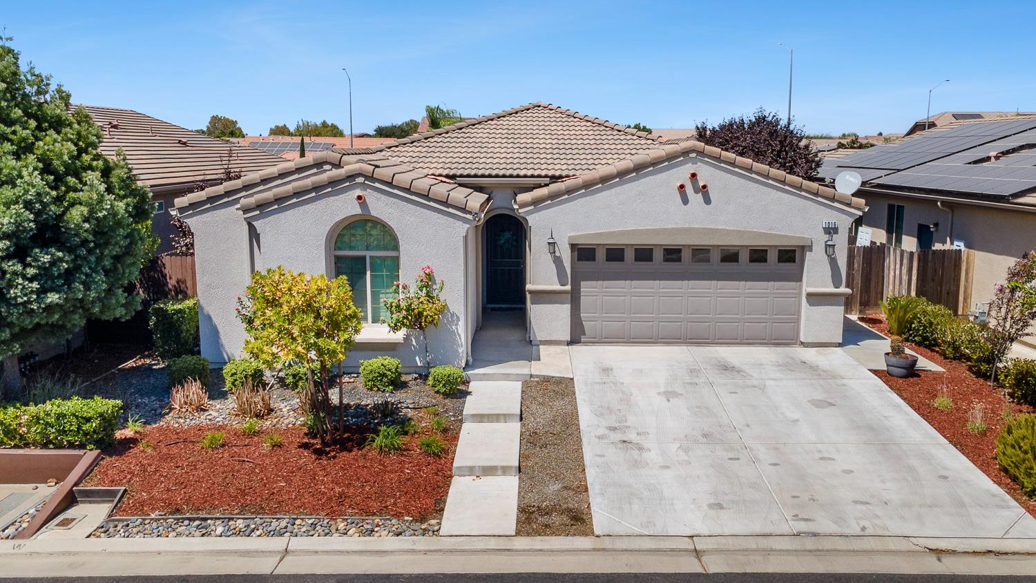 1016 Lindsay Ln, Clovis, CA 93619