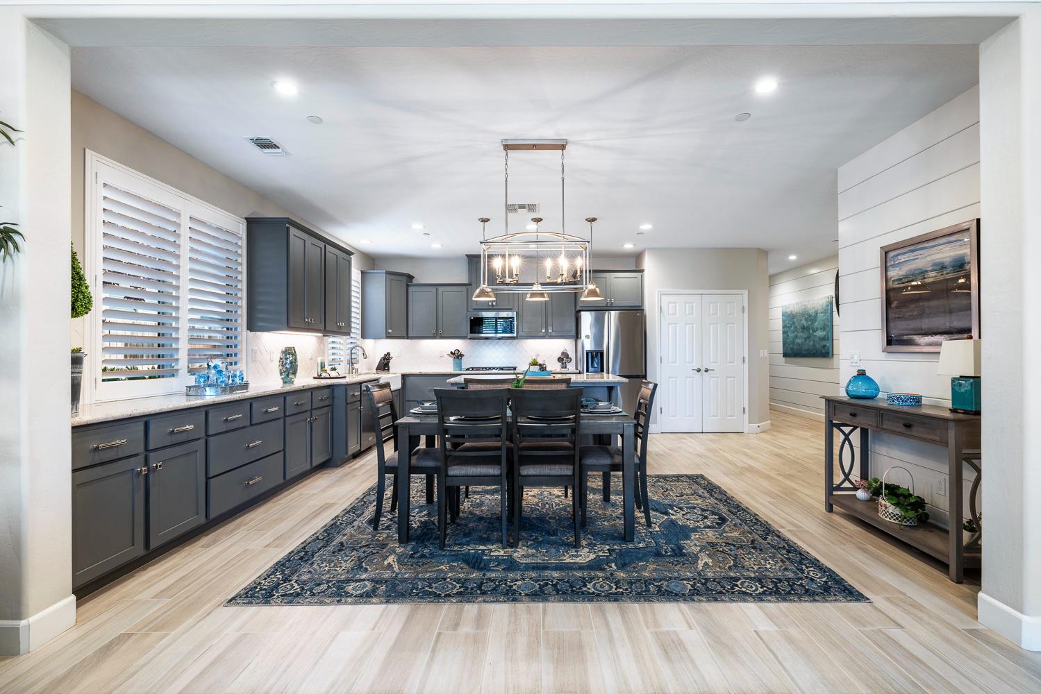 1016 Lindsay Ln, Clovis, CA 93619