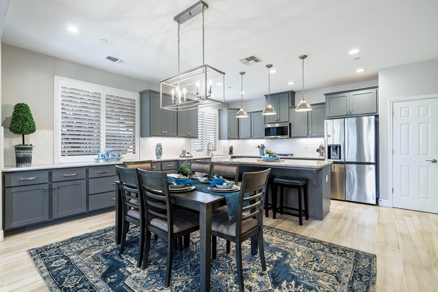 1016 Lindsay Ln, Clovis, CA 93619