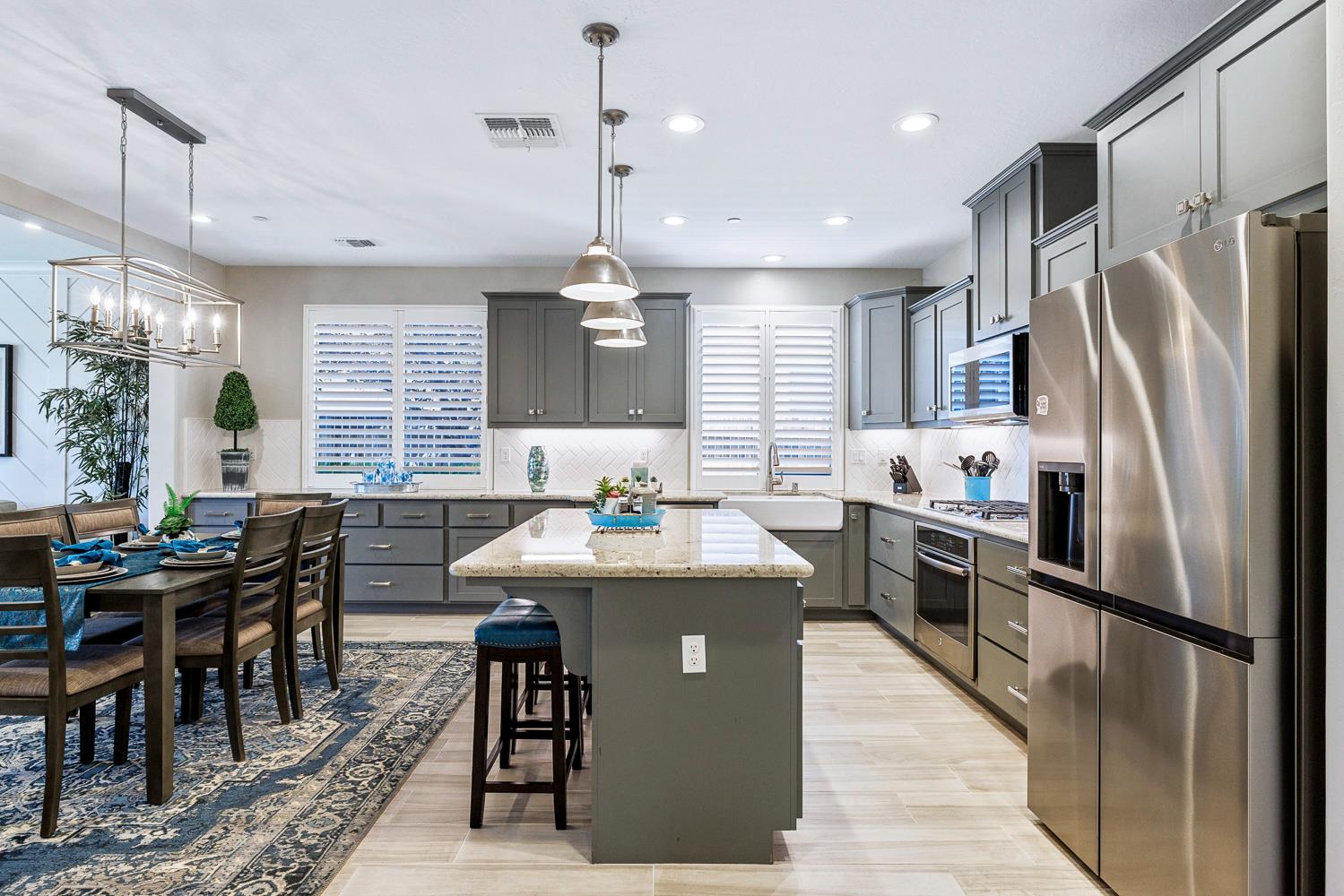 1016 Lindsay Ln, Clovis, CA 93619