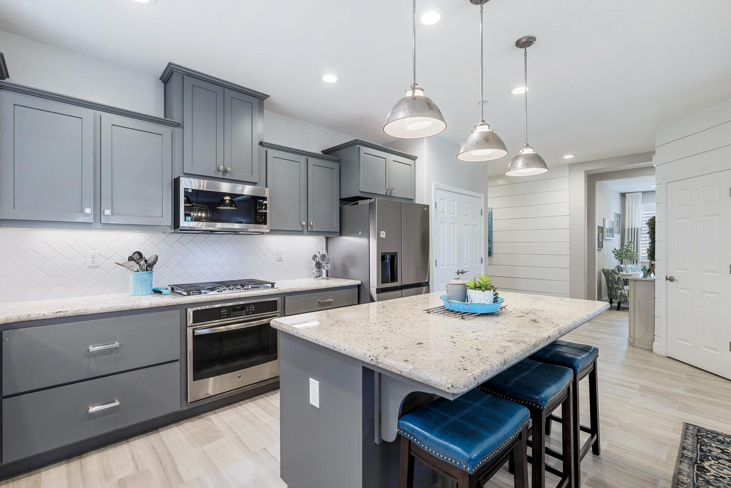 1016 Lindsay Ln, Clovis, CA 93619