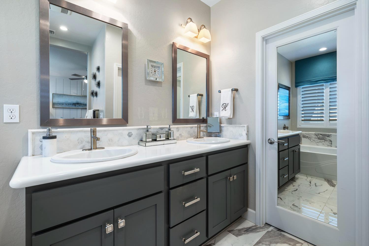 1016 Lindsay Ln, Clovis, CA 93619