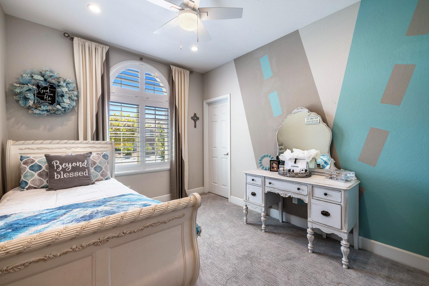 1016 Lindsay Ln, Clovis, CA 93619