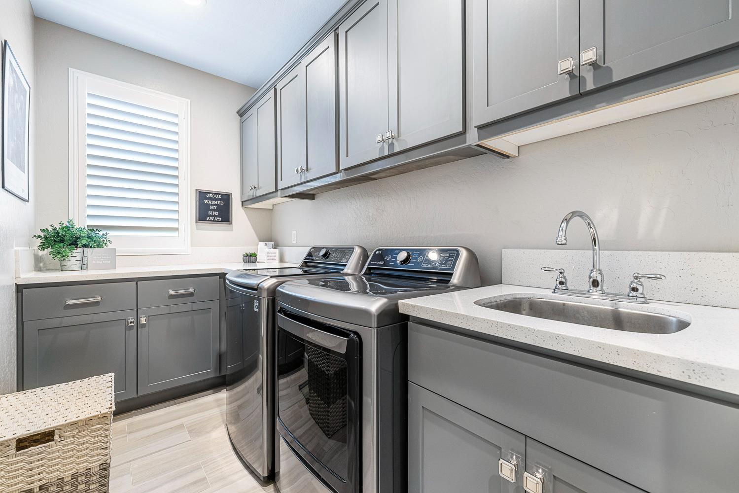 1016 Lindsay Ln, Clovis, CA 93619