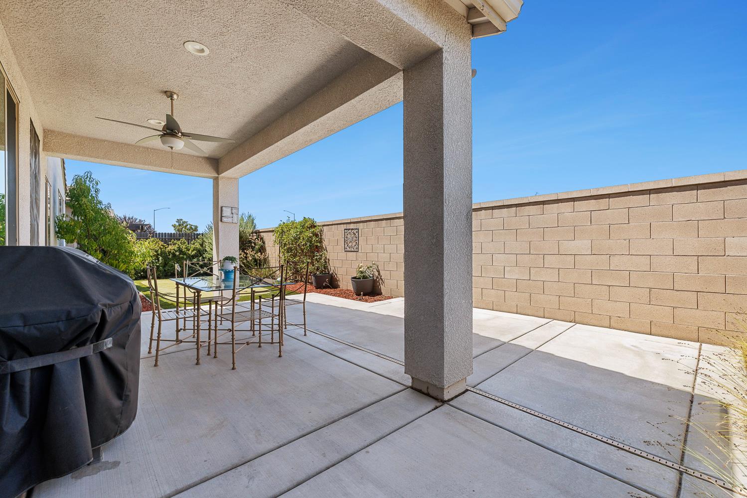 1016 Lindsay Ln, Clovis, CA 93619