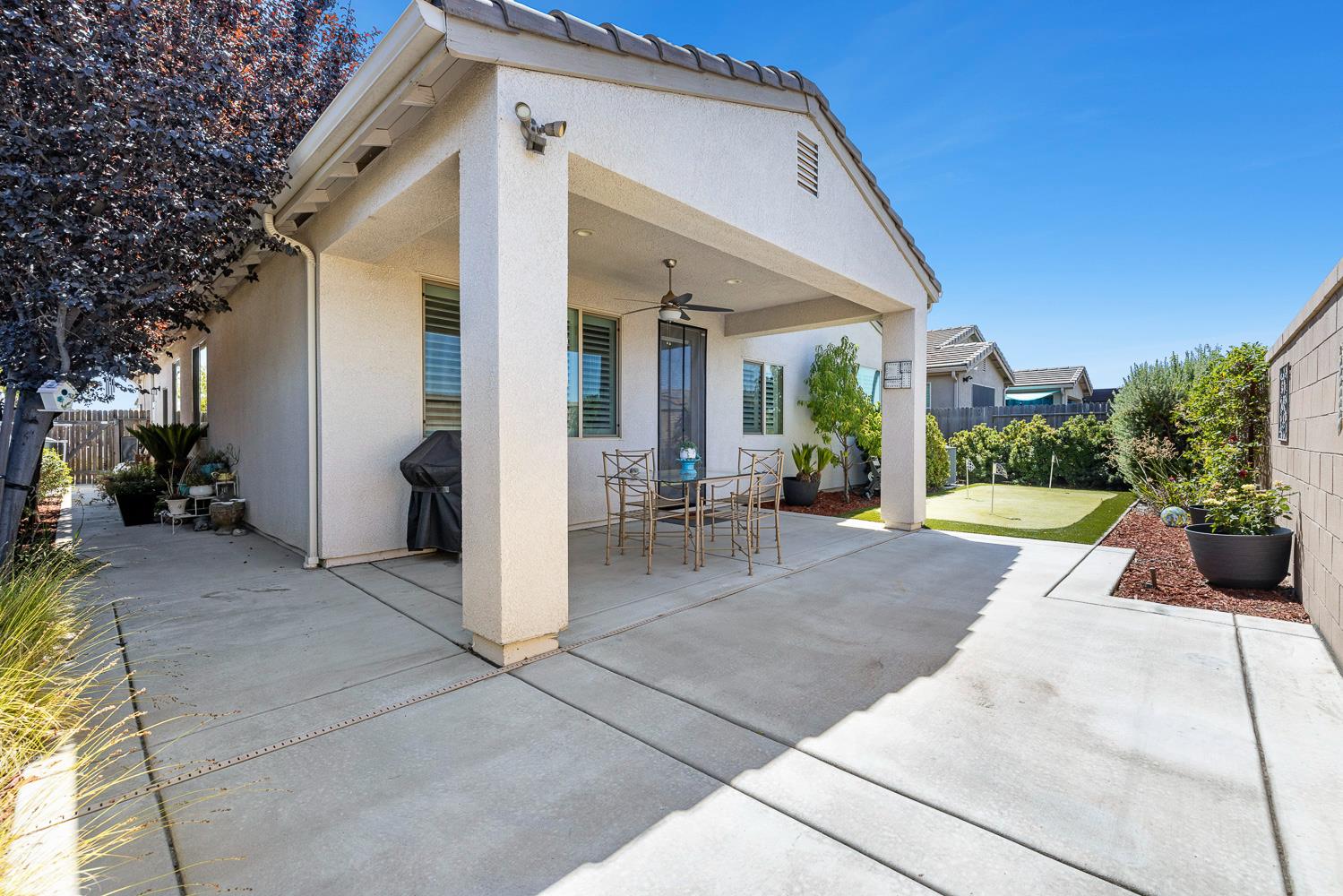 1016 Lindsay Ln, Clovis, CA 93619