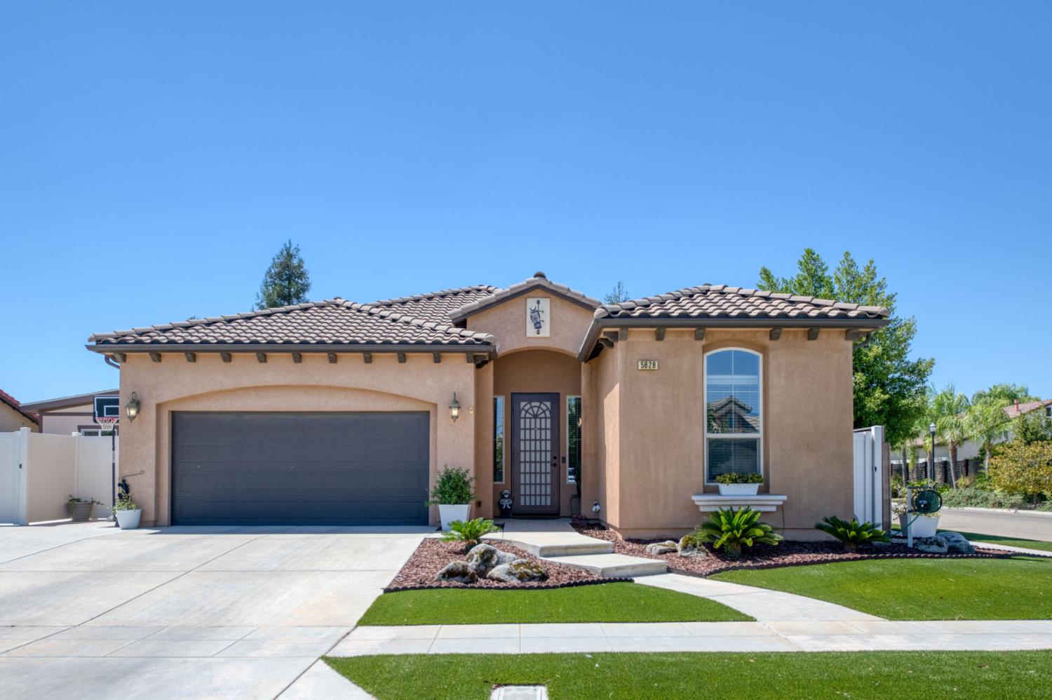 5828 E Booker Ave, Fresno, CA 93727