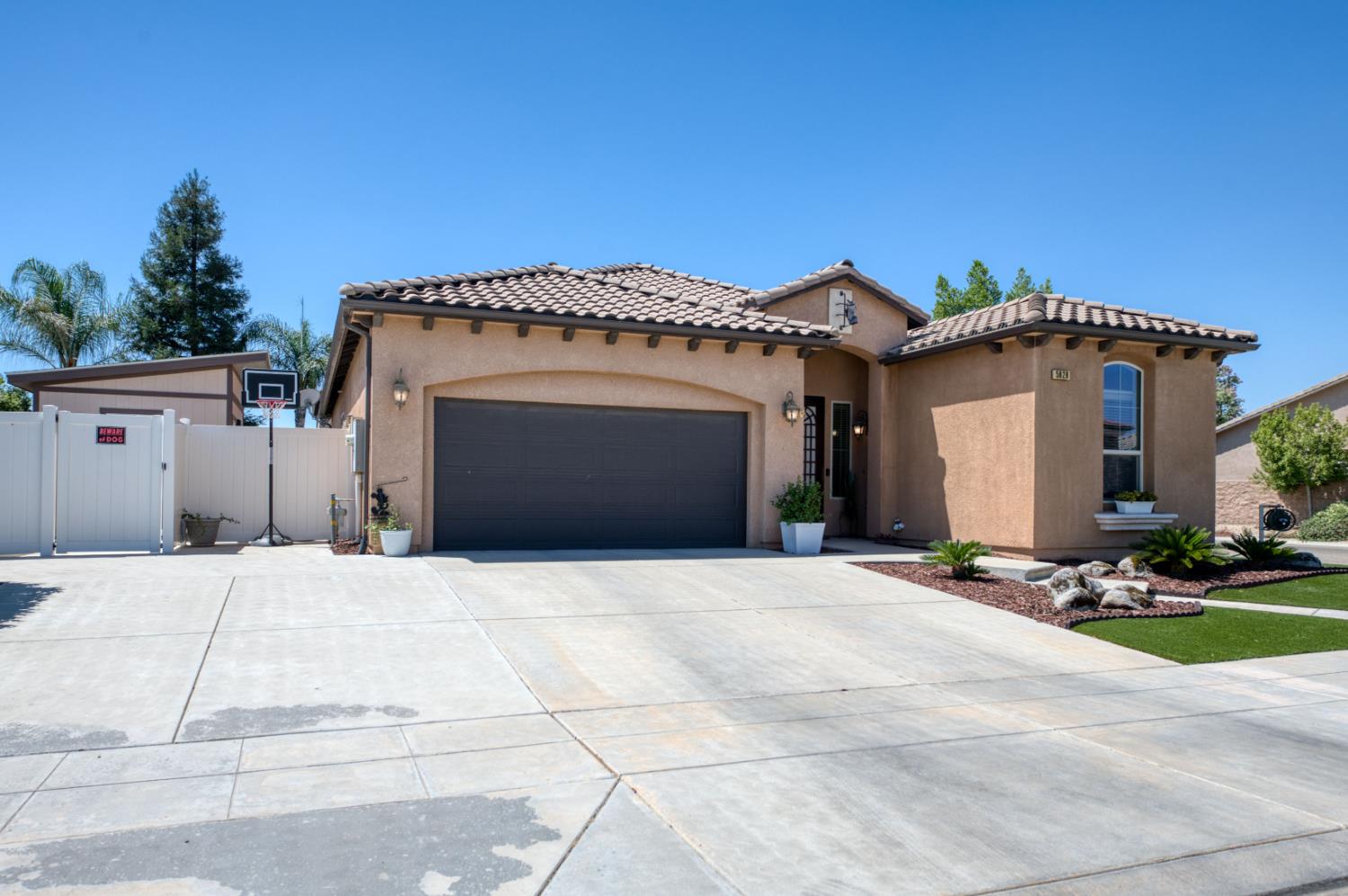 5828 E Booker Ave, Fresno, CA 93727
