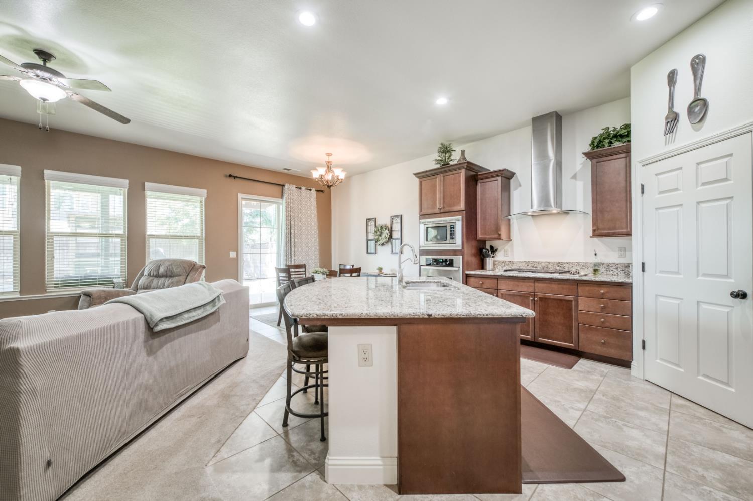 5828 E Booker Ave, Fresno, CA 93727