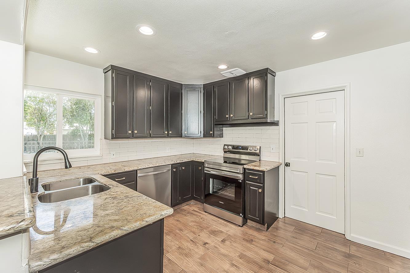1551 E Almendra Dr, Fresno, CA 93710