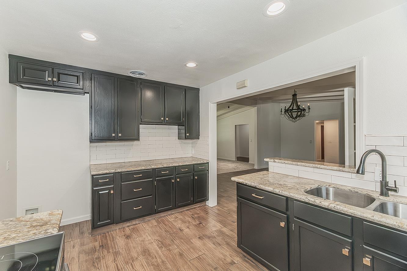 1551 E Almendra Dr, Fresno, CA 93710