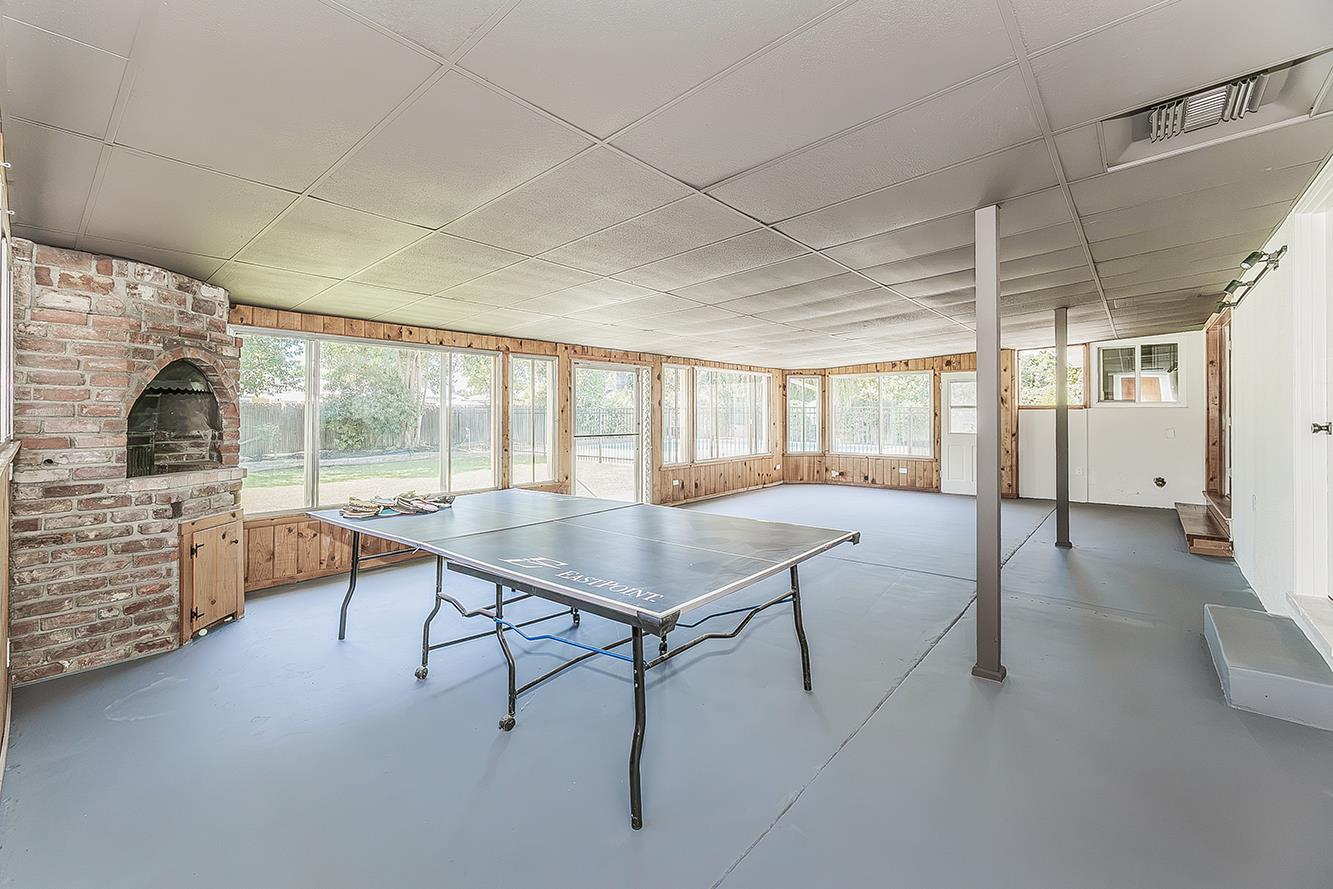 1551 E Almendra Dr, Fresno, CA 93710