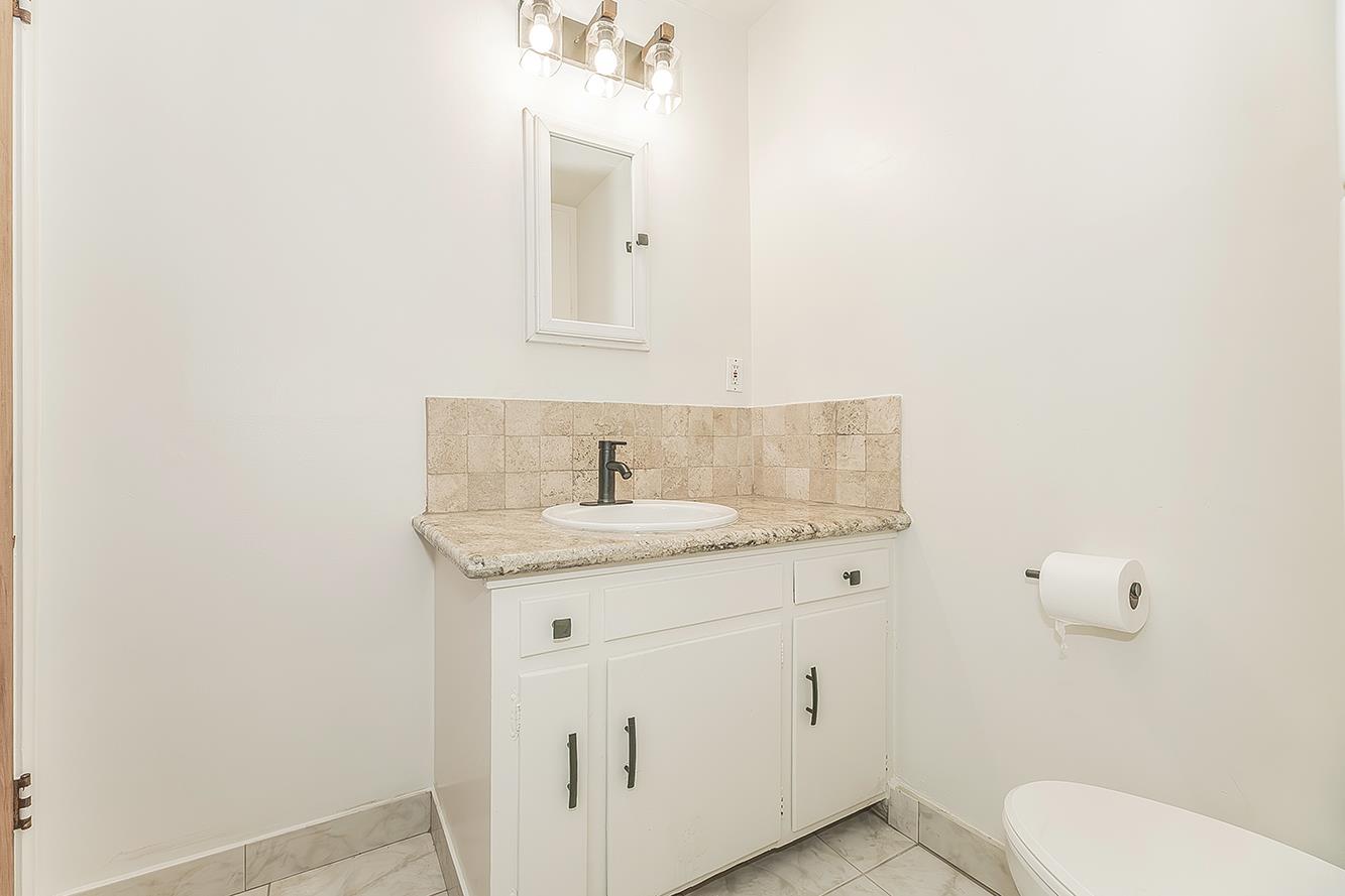 1551 E Almendra Dr, Fresno, CA 93710