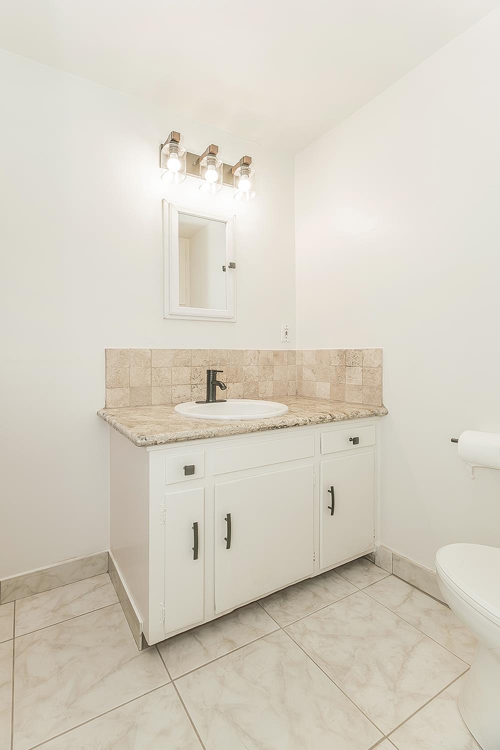 1551 E Almendra Dr, Fresno, CA 93710