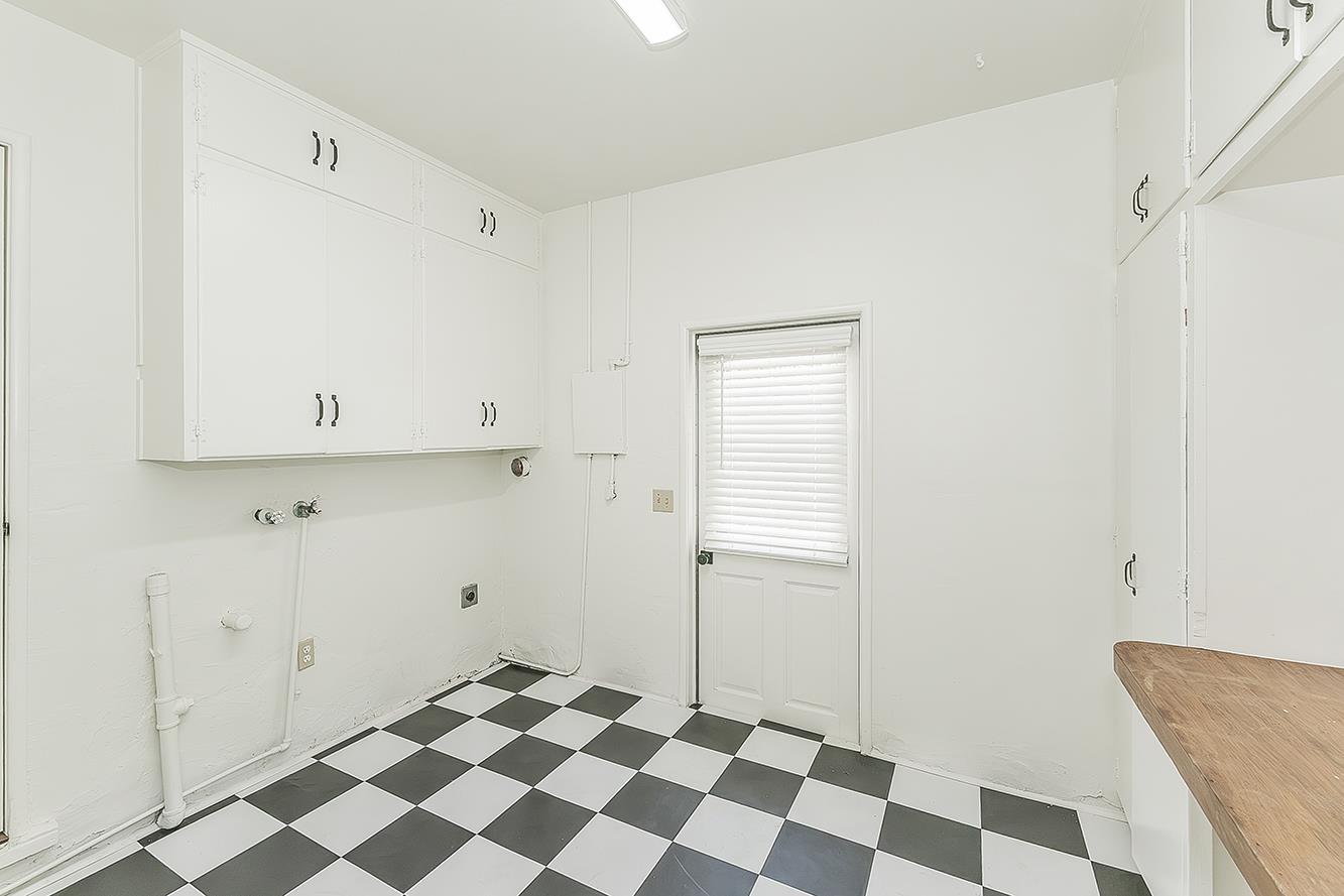 1551 E Almendra Dr, Fresno, CA 93710