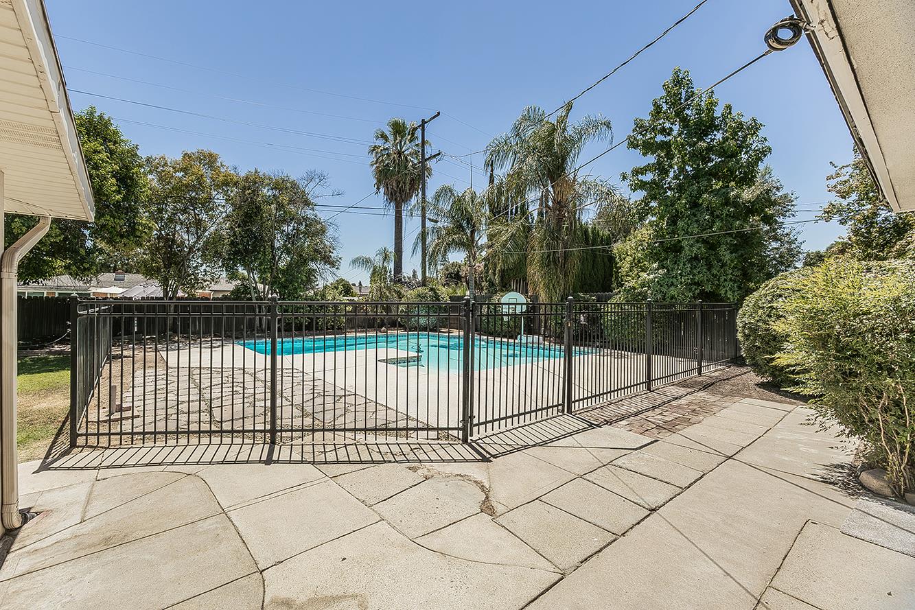 1551 E Almendra Dr, Fresno, CA 93710