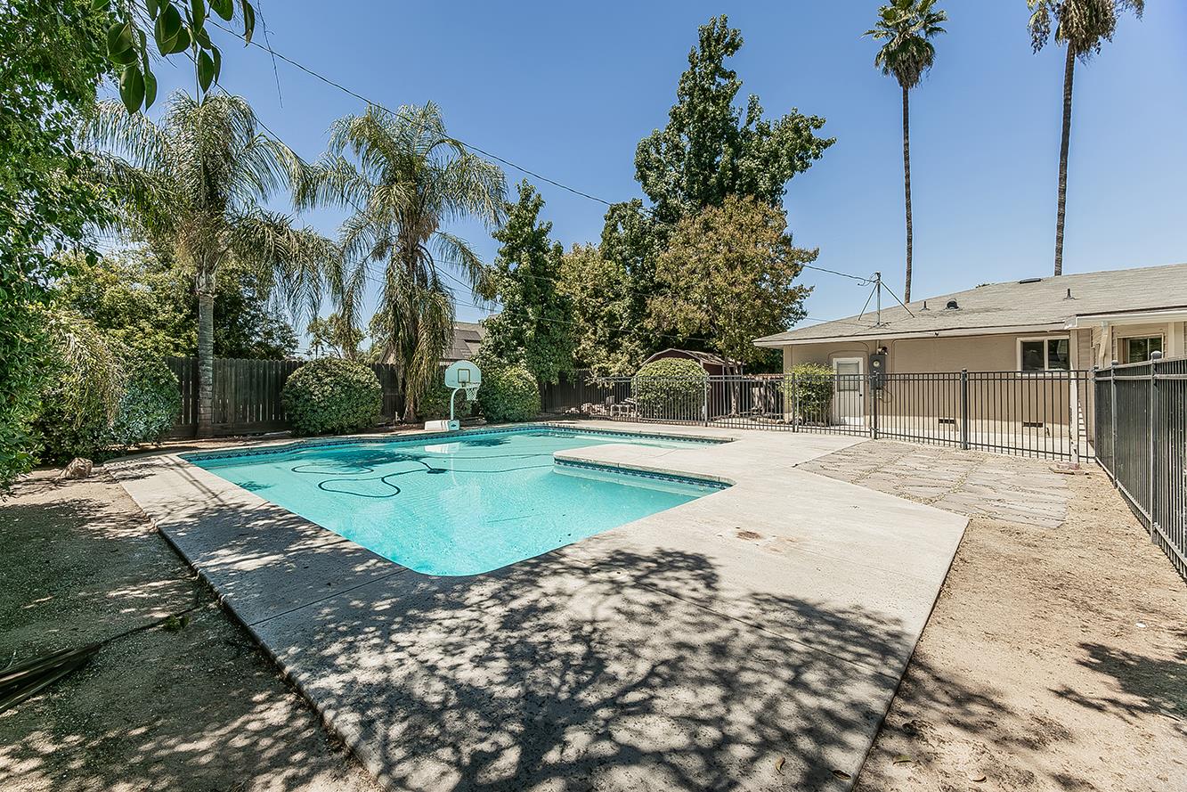 1551 E Almendra Dr, Fresno, CA 93710