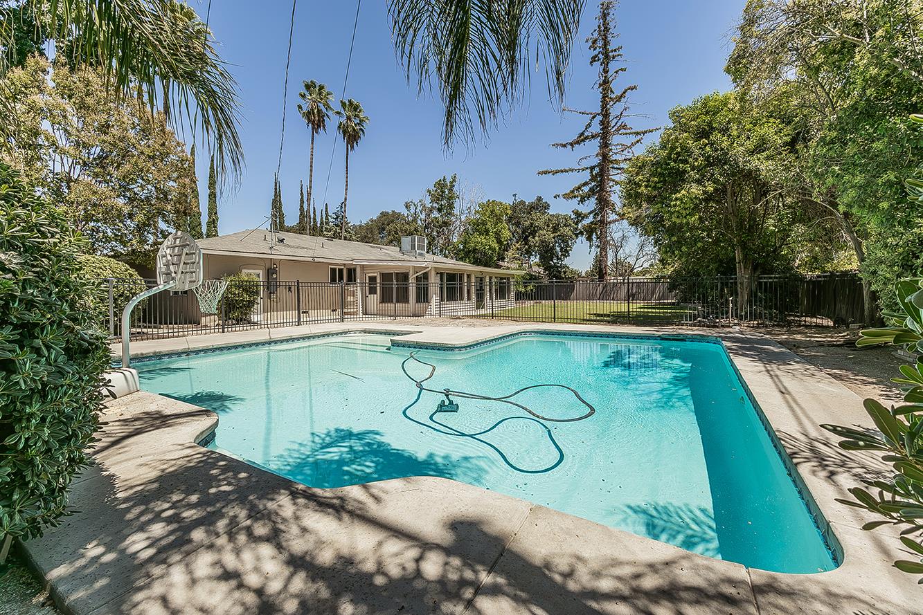 1551 E Almendra Dr, Fresno, CA 93710