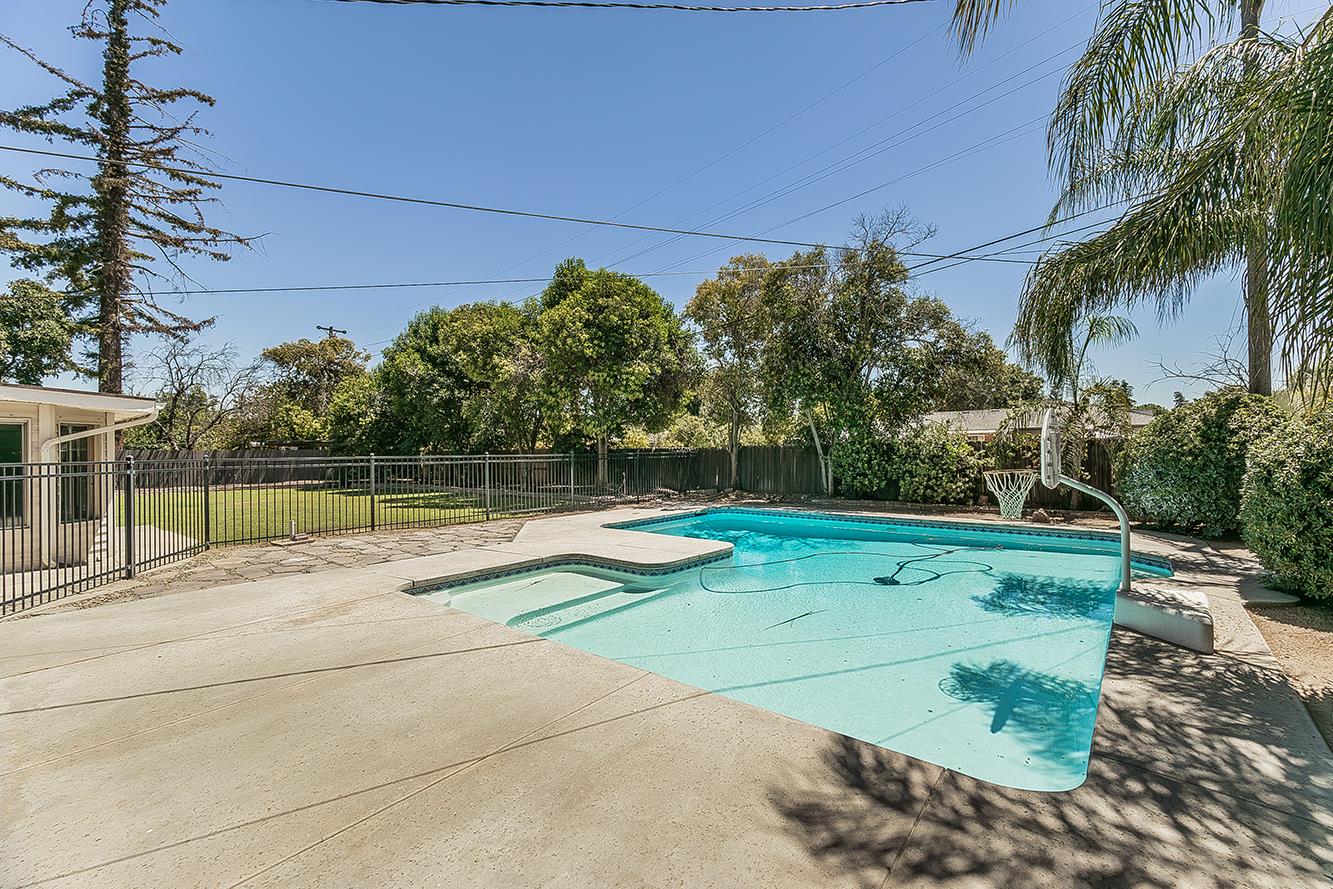 1551 E Almendra Dr, Fresno, CA 93710
