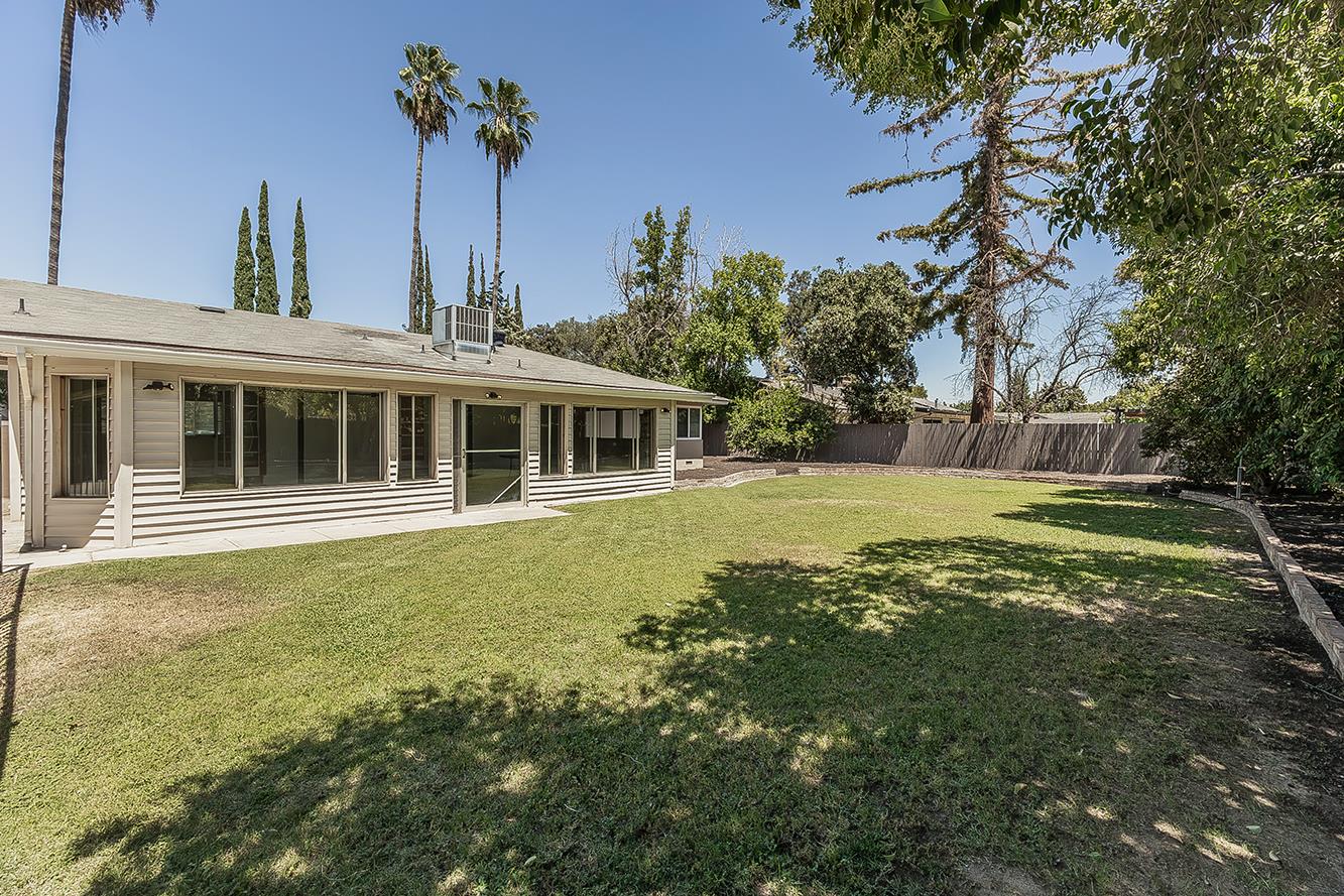 1551 E Almendra Dr, Fresno, CA 93710