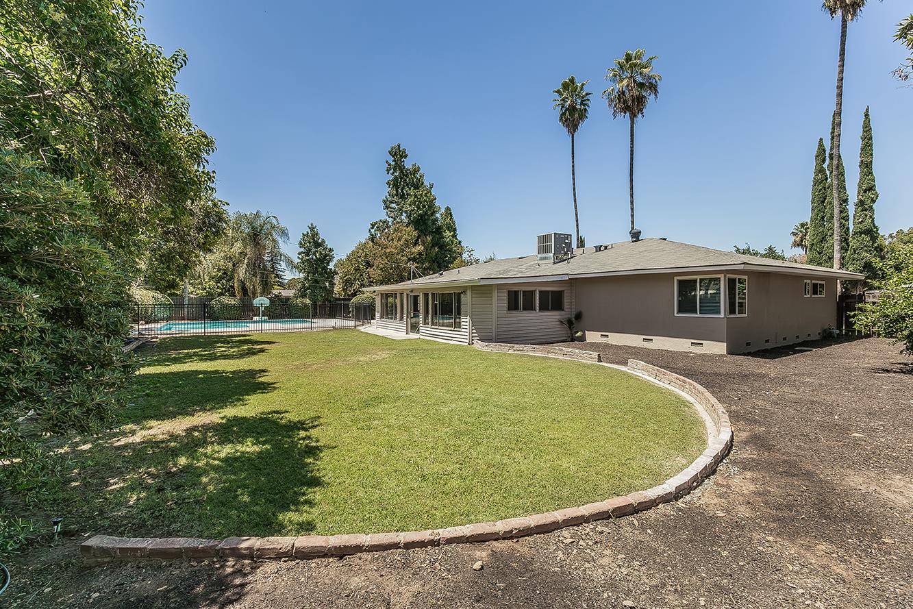 1551 E Almendra Dr, Fresno, CA 93710