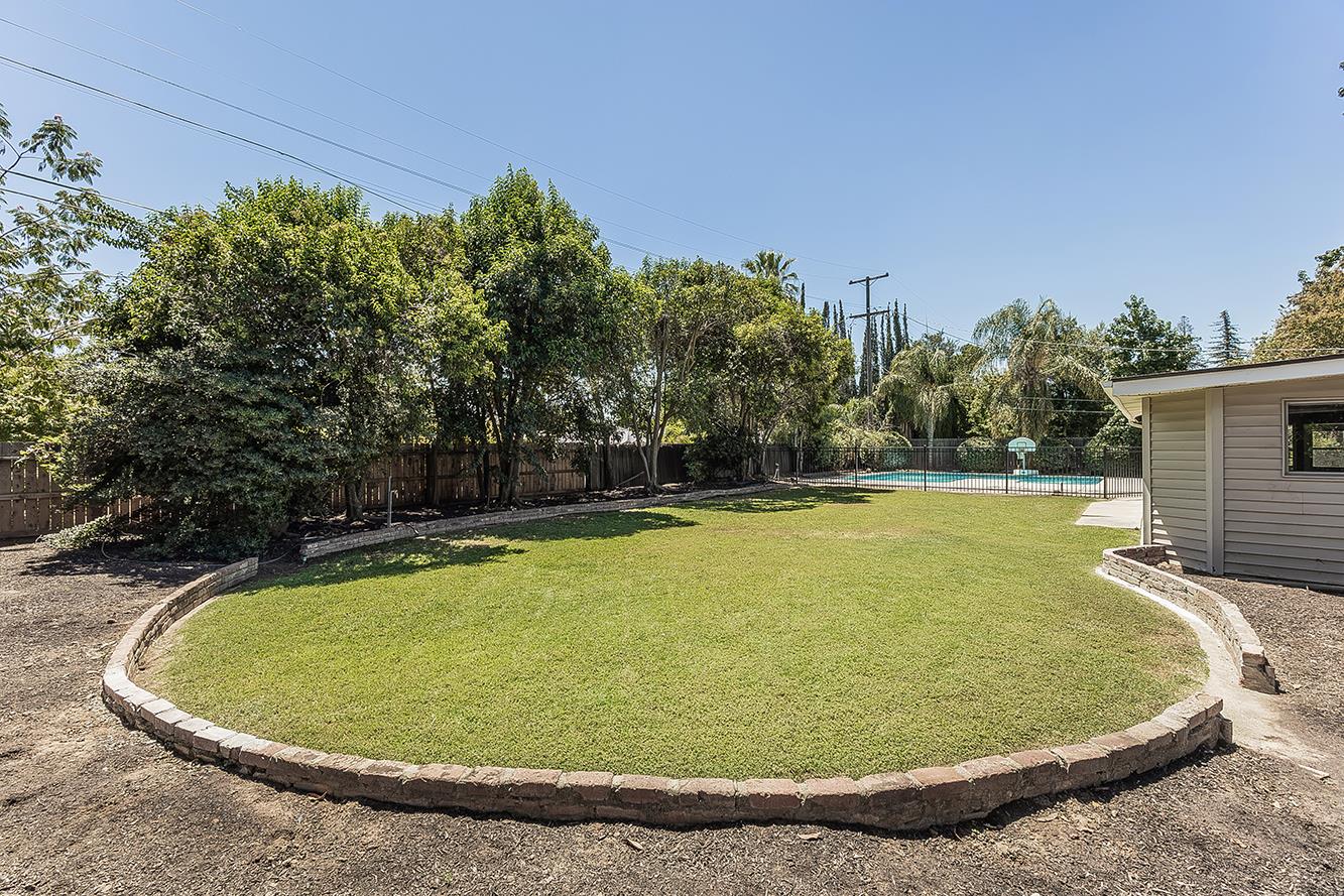 1551 E Almendra Dr, Fresno, CA 93710