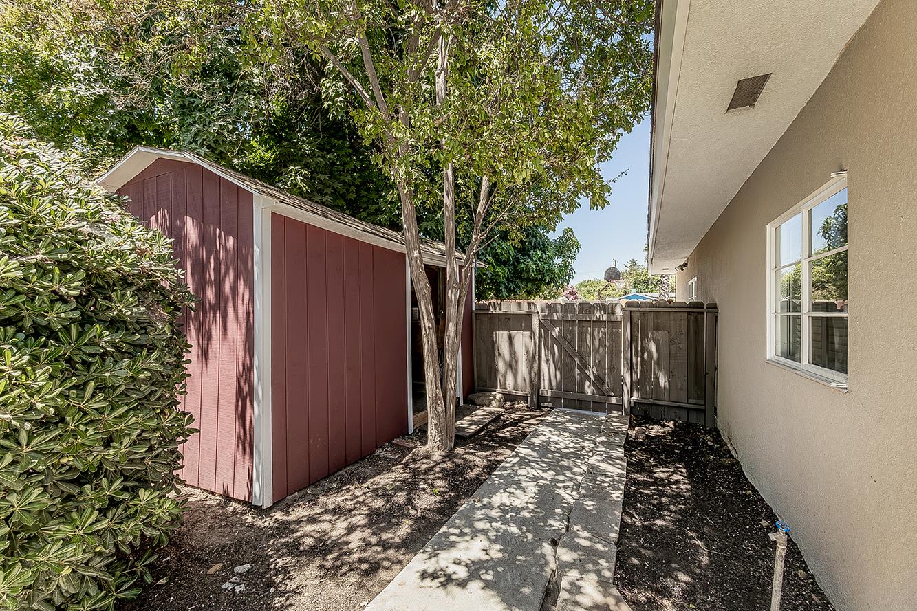 1551 E Almendra Dr, Fresno, CA 93710