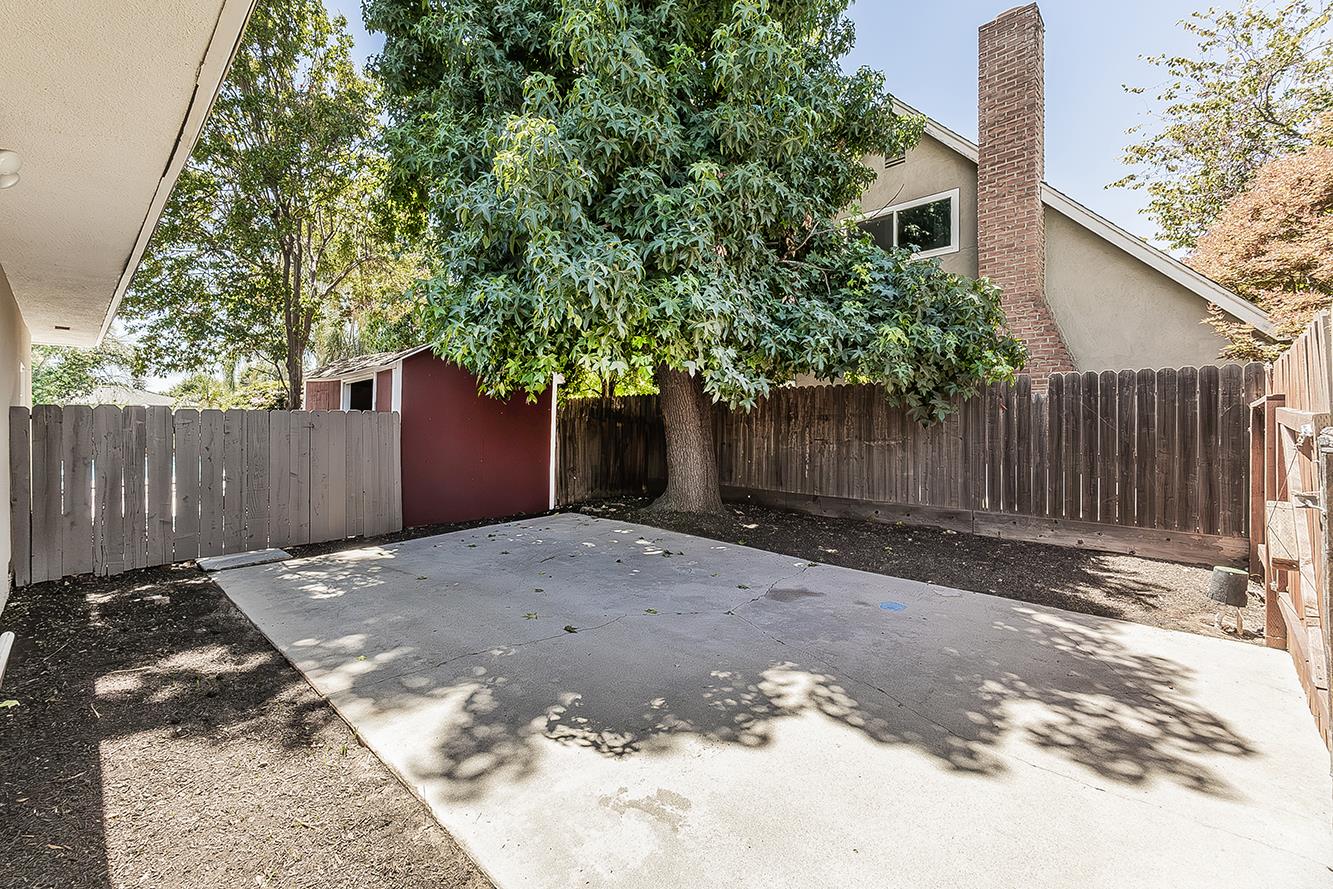 1551 E Almendra Dr, Fresno, CA 93710
