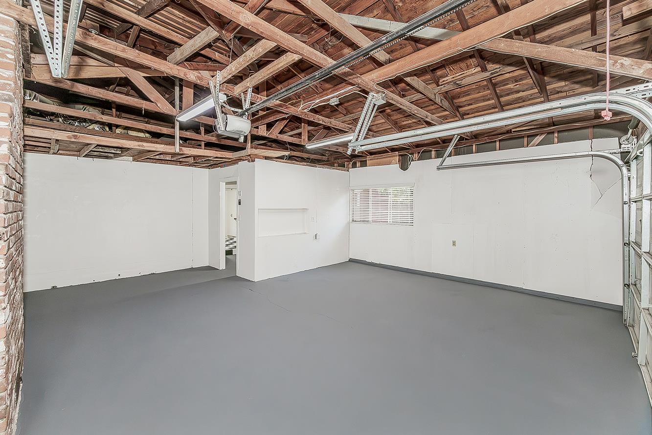 1551 E Almendra Dr, Fresno, CA 93710