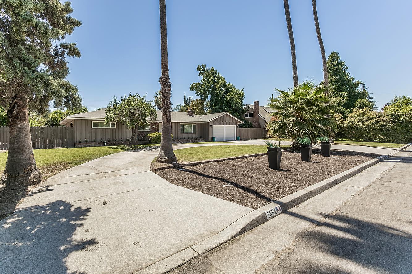 1551 E Almendra Dr, Fresno, CA 93710