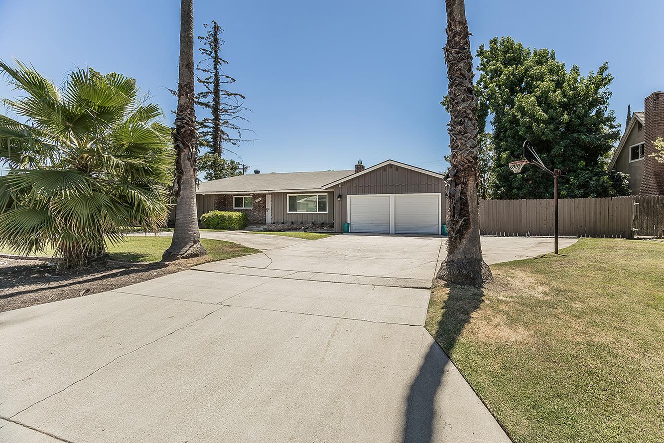 1551 E Almendra Dr, Fresno, CA 93710