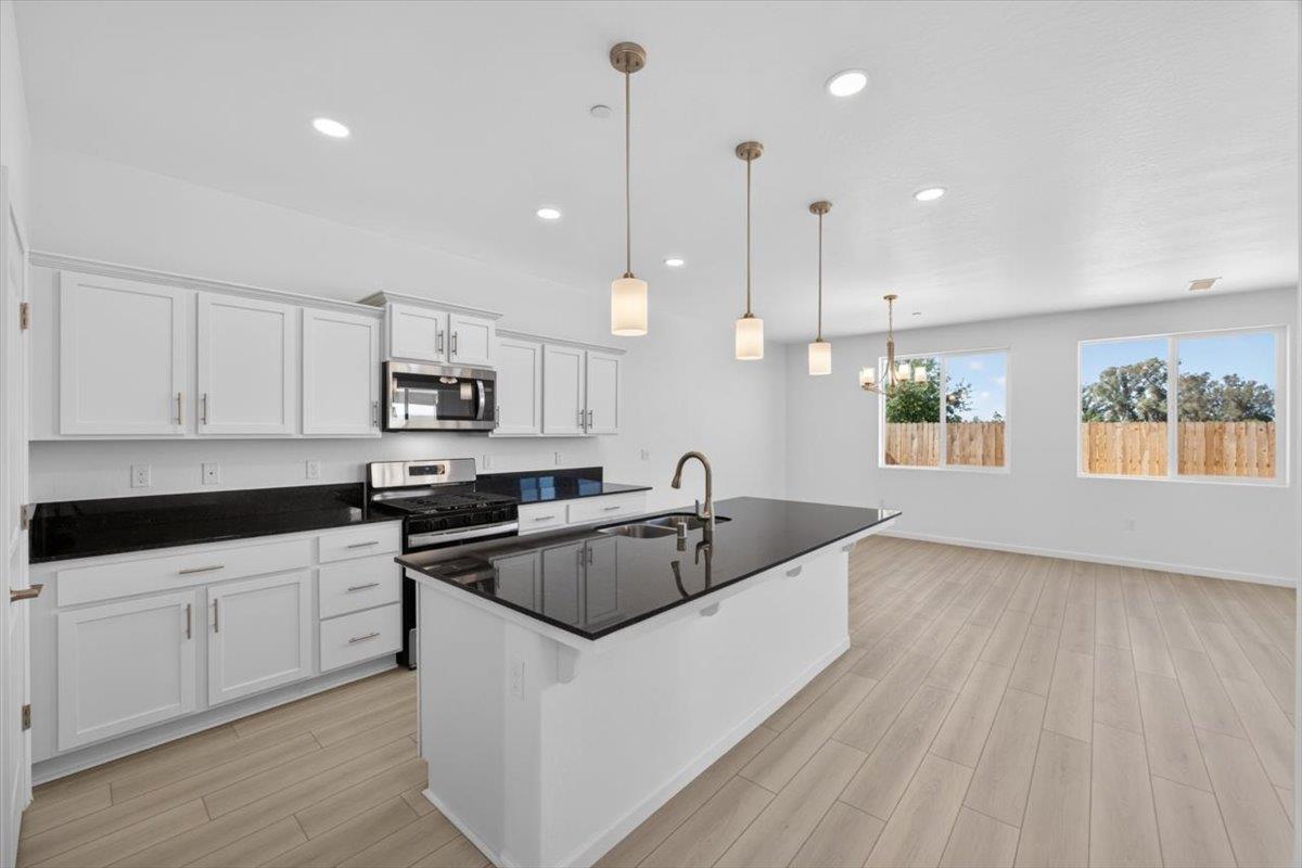 1529 Crimson Way, Dinuba, CA 93618