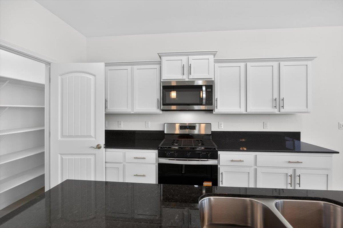1529 Crimson Way, Dinuba, CA 93618