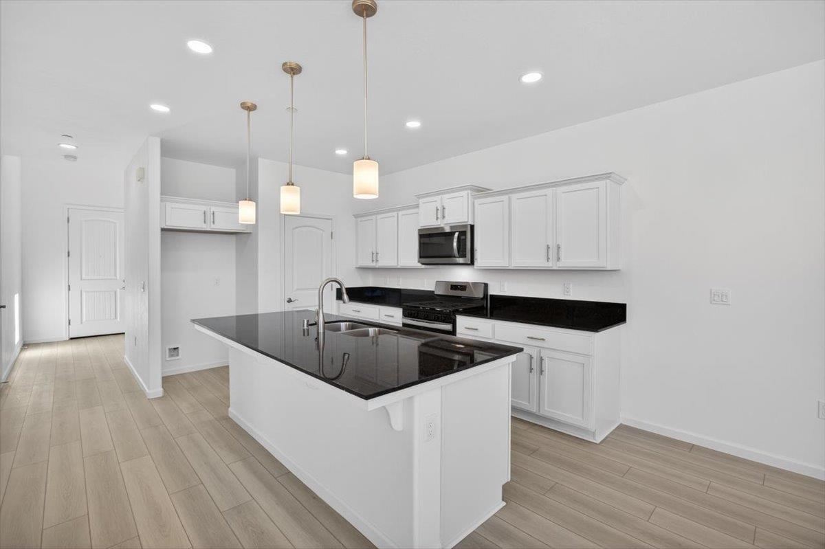 1529 Crimson Way, Dinuba, CA 93618