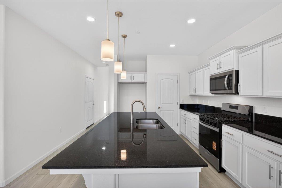 1529 Crimson Way, Dinuba, CA 93618