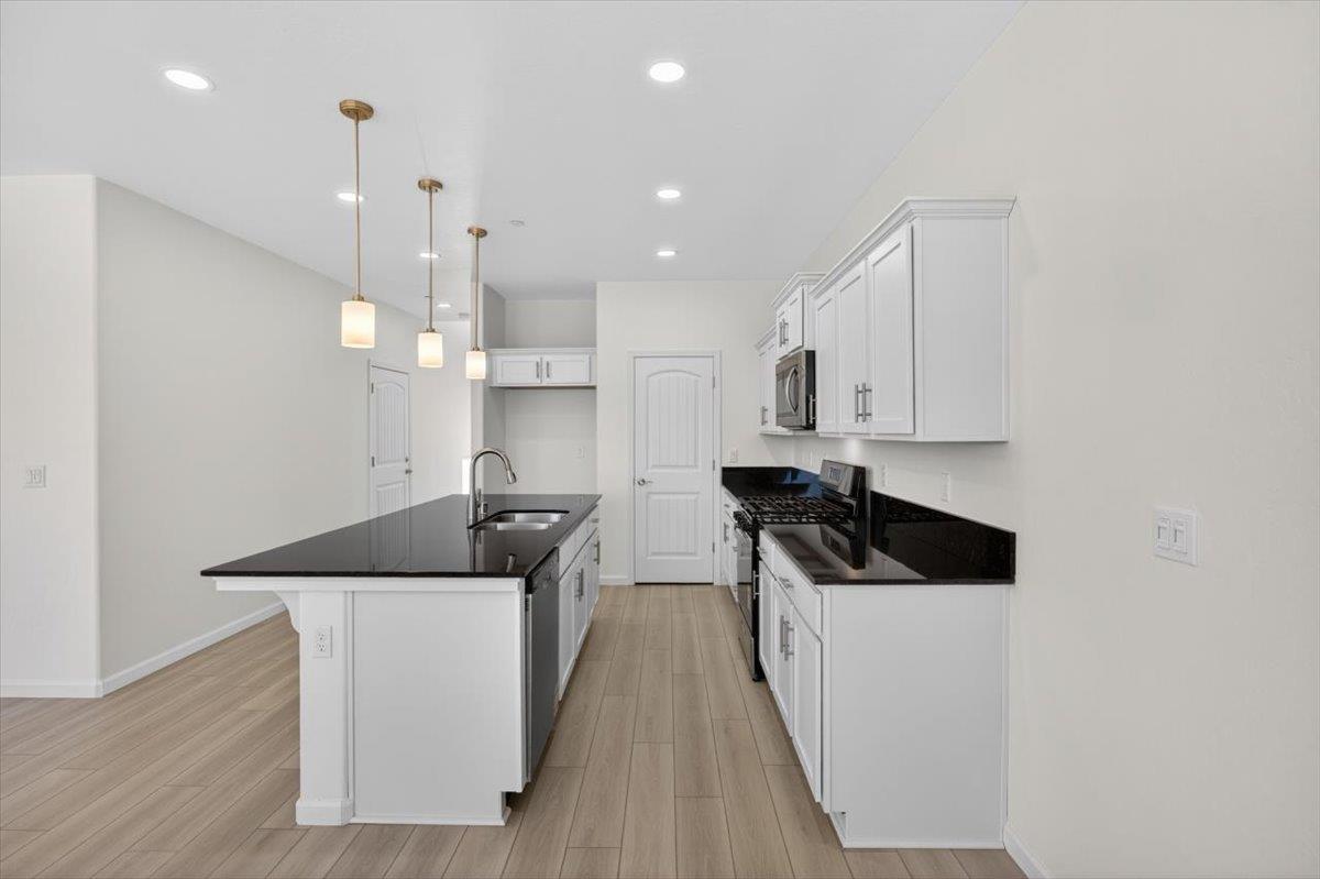 1529 Crimson Way, Dinuba, CA 93618