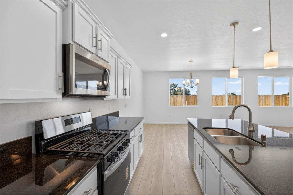 1529 Crimson Way, Dinuba, CA 93618