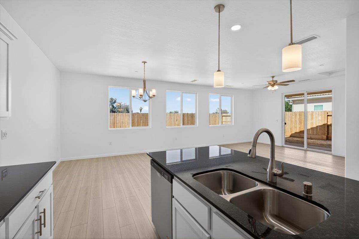 1529 Crimson Way, Dinuba, CA 93618