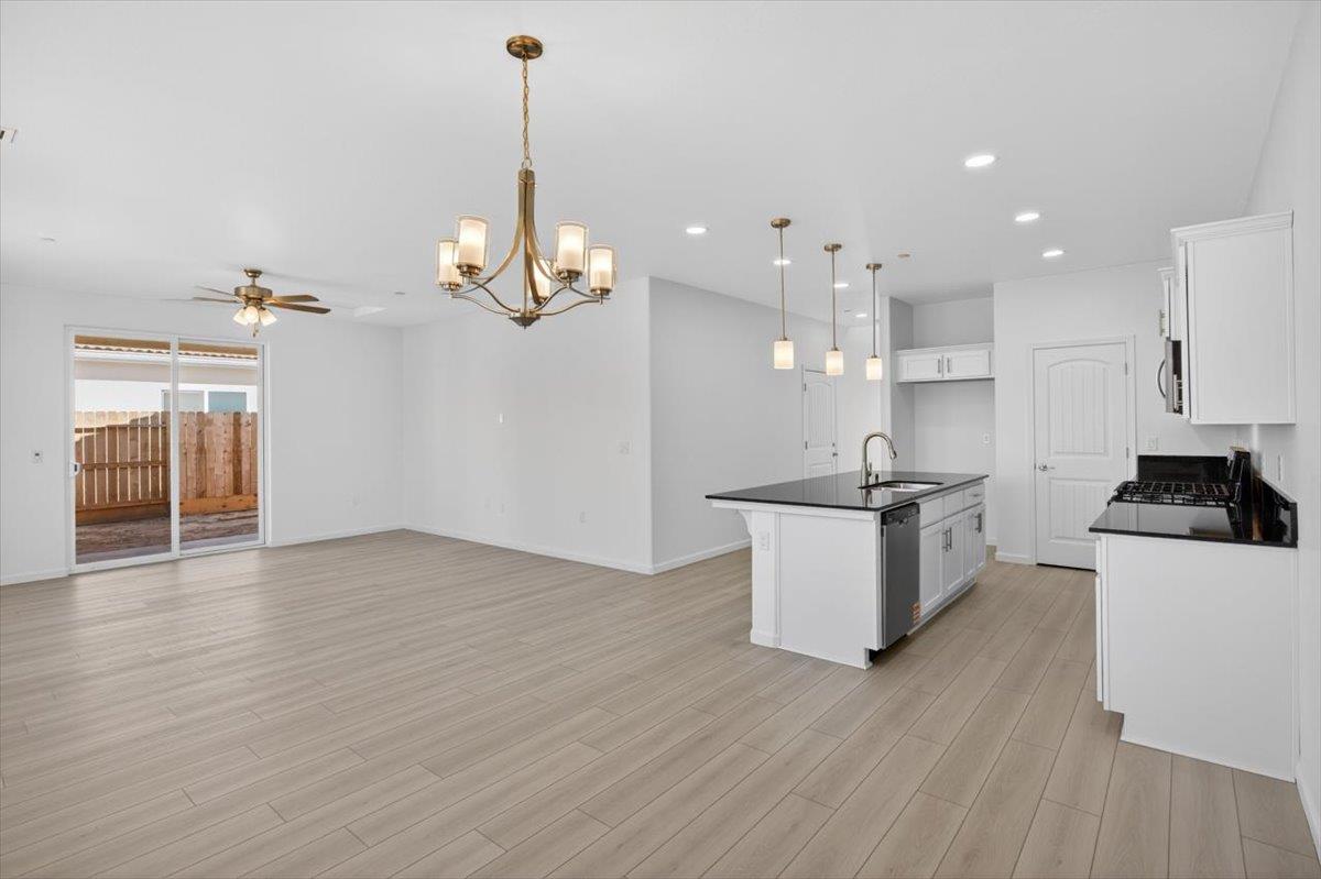 1529 Crimson Way, Dinuba, CA 93618