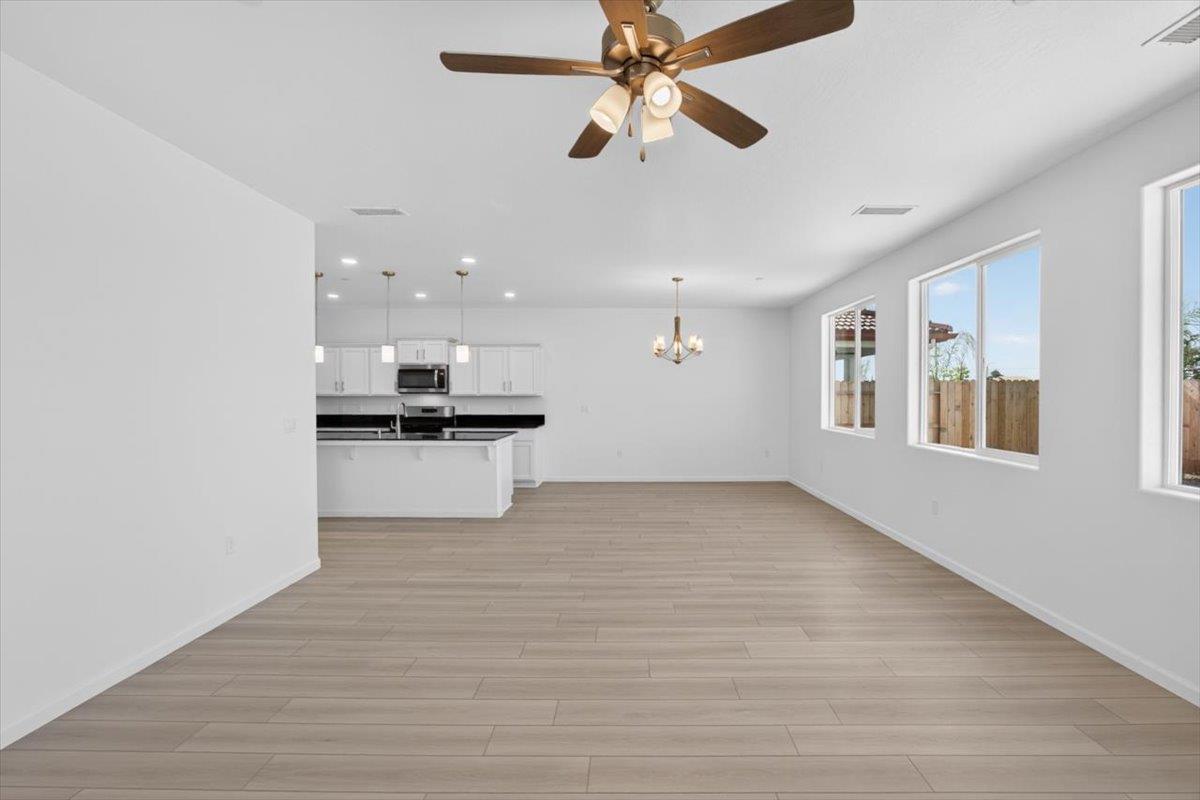 1529 Crimson Way, Dinuba, CA 93618