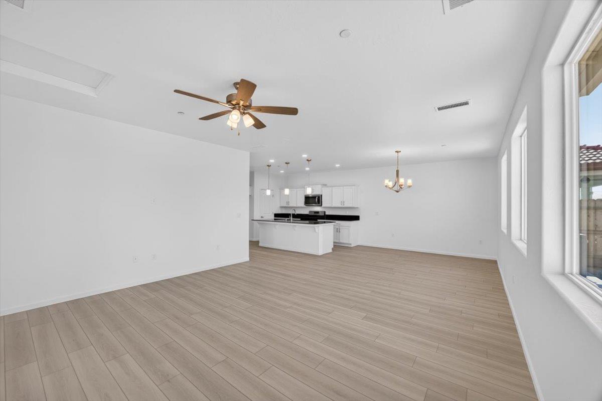 1529 Crimson Way, Dinuba, CA 93618