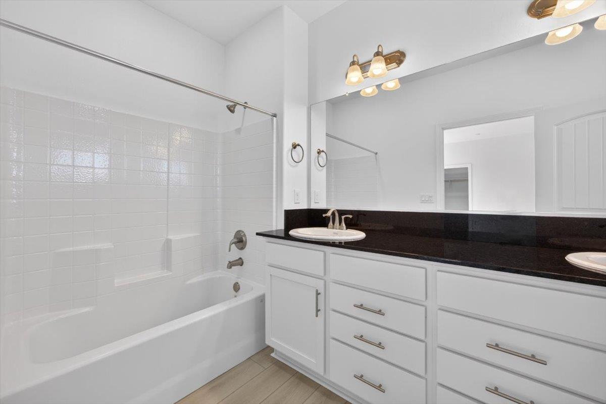 1529 Crimson Way, Dinuba, CA 93618