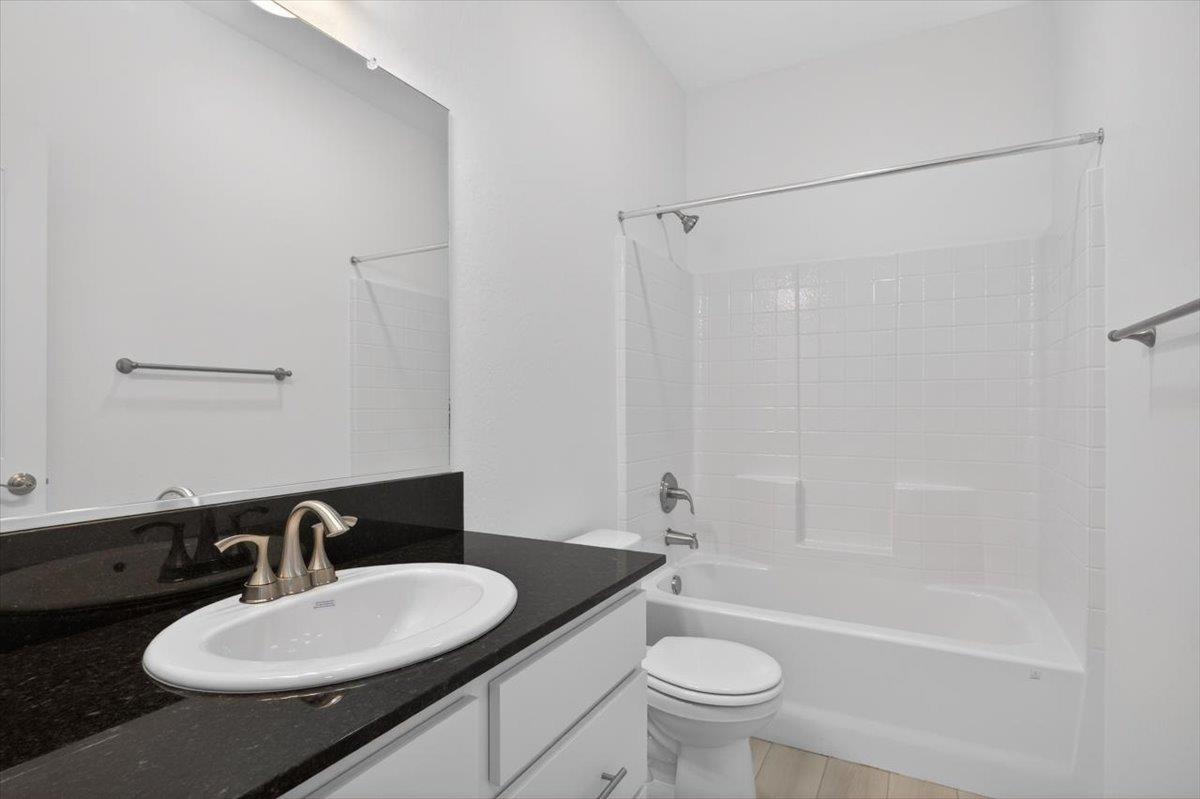 1529 Crimson Way, Dinuba, CA 93618