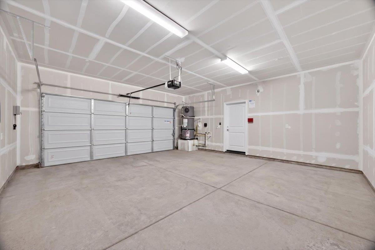 1529 Crimson Way, Dinuba, CA 93618