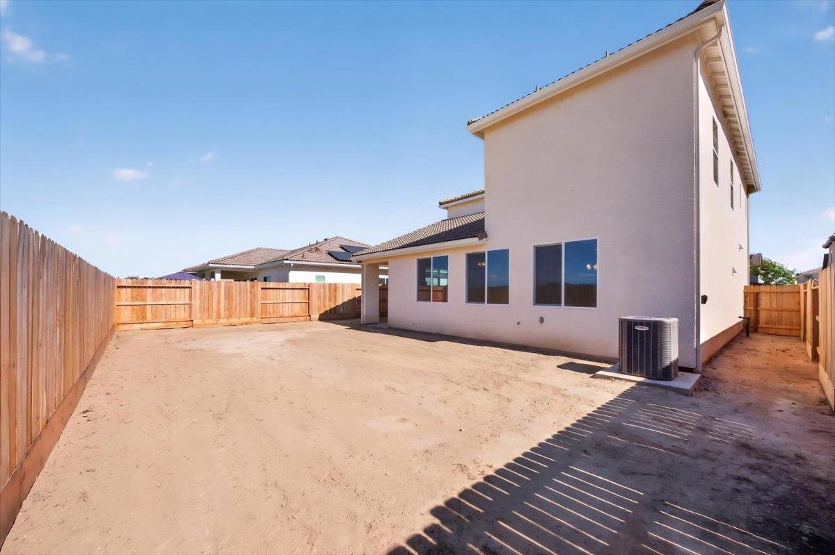 1529 Crimson Way, Dinuba, CA 93618