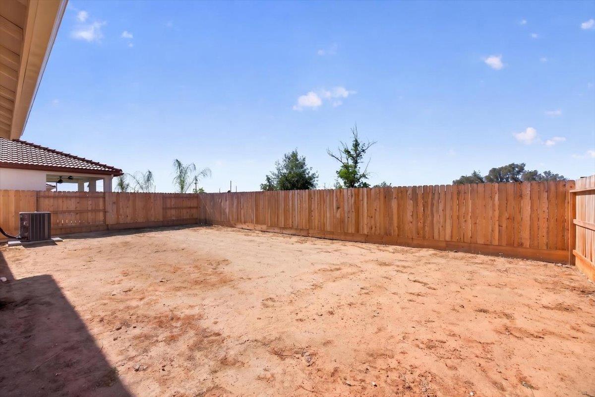 1529 Crimson Way, Dinuba, CA 93618