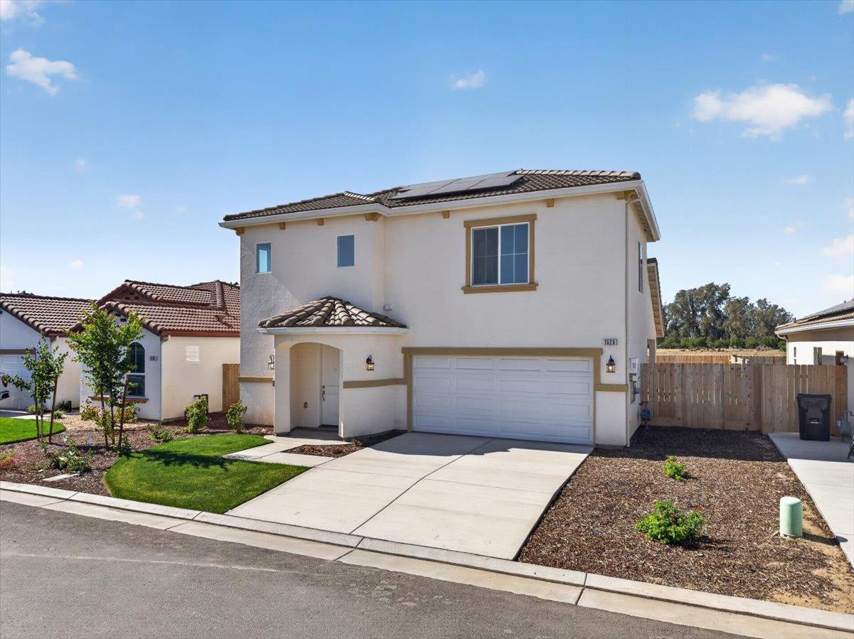 1529 Crimson Way, Dinuba, CA 93618