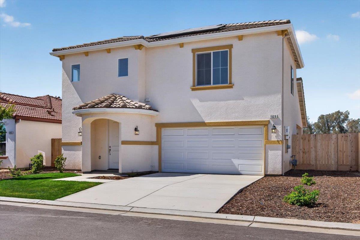 1529 Crimson Way, Dinuba, CA 93618
