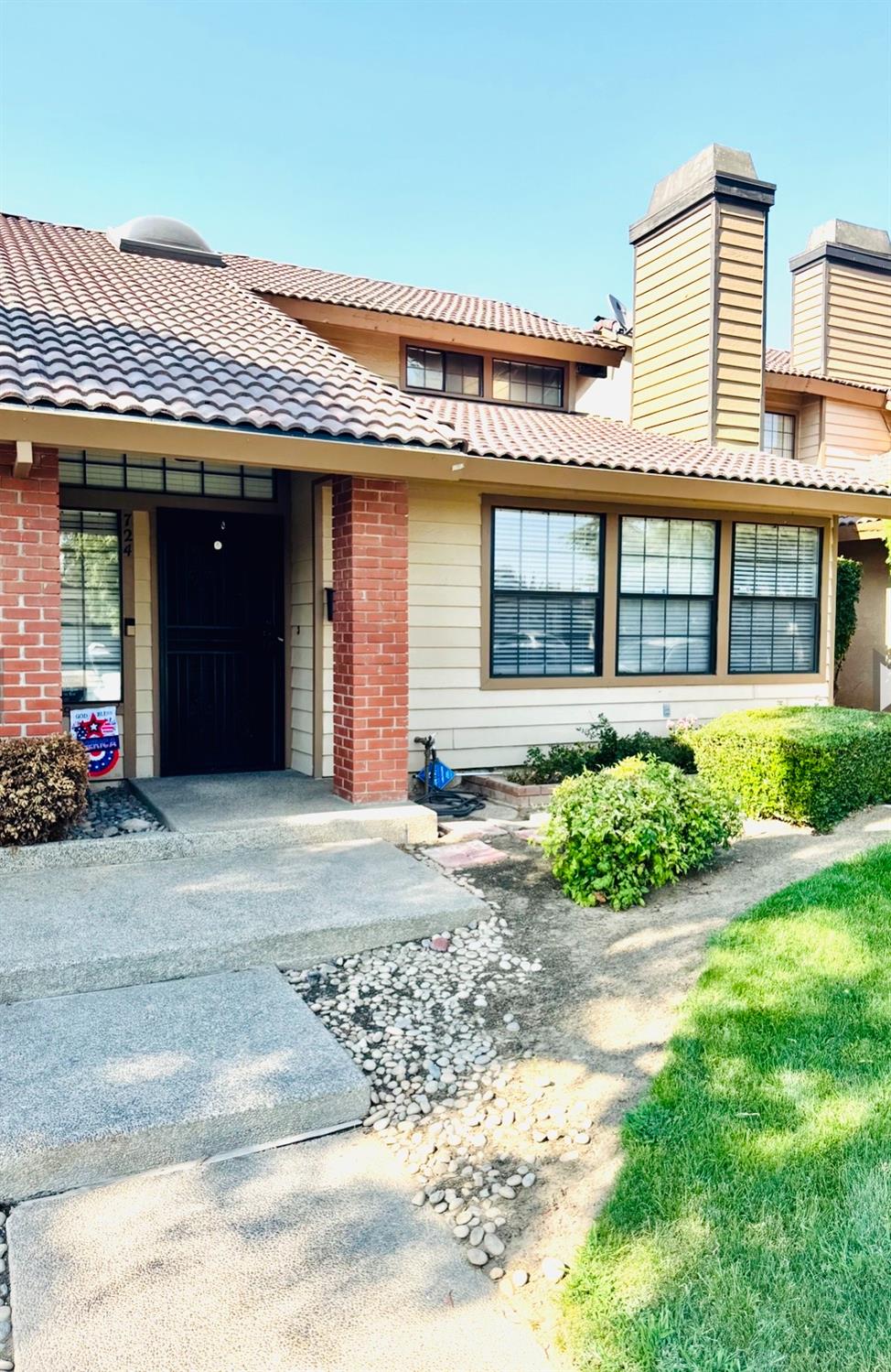 724 E Magill Ave, Fresno, CA 93710
