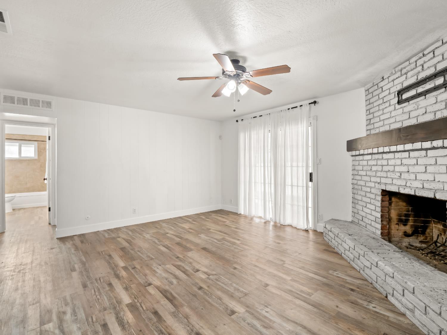 5687 E Ashlan, Clovis, CA 93727